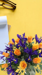 ¡12 Rosas Naranja e Iris Azul Emoción!